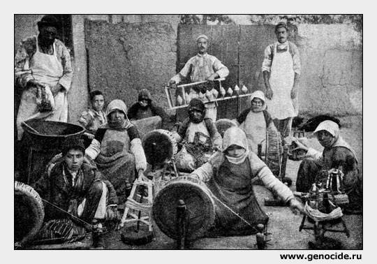Армянская семья кустарей-прядильщиковъ (изъ-подъ Вана)