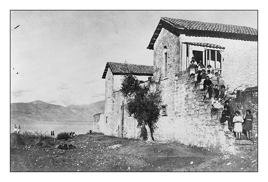 Группа армянских и греческих детей-сирот на ступеньках дома